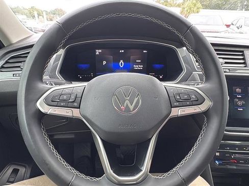 Used 2022 Volkswagen Tiguan SE w/ Panoramic Sunroof Package image 18