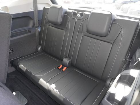 Used 2022 Volkswagen Tiguan SE FWD image 9