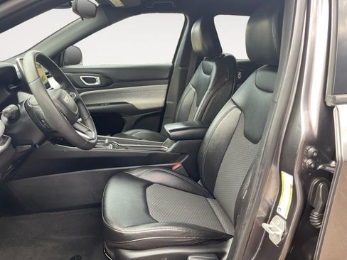 Used 2024 Jeep Compass Latitude AWD/4WD image 9