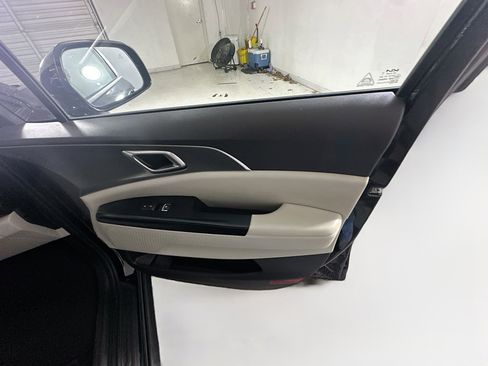 Used 2024 Kia Carnival LX image 31