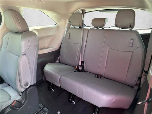 Used 2024 Toyota Sienna XLE FWD image 26