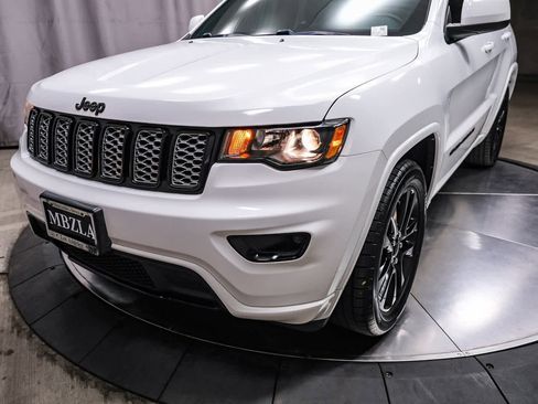 Used 2020 Jeep Grand Cherokee Altitude image 12