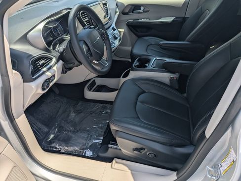Used 2024 Chrysler Pacifica Touring-L FWD image 9