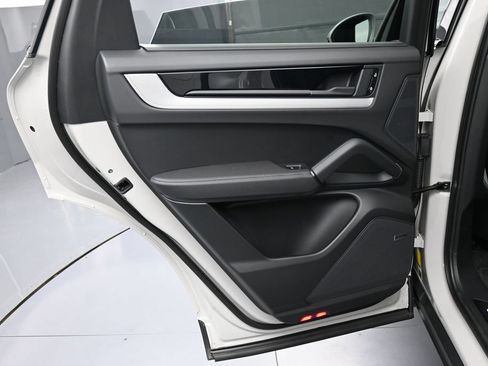 Certified 2026 Porsche Cayenne E-Hybrid AWD/4WD image 23