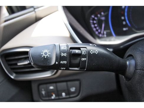 Used 2020 Hyundai Santa Fe SEL w/ Convenience Package image 17