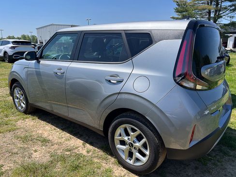 Used 2025 Kia Soul LX w/ LX Technology Package FWD image 2