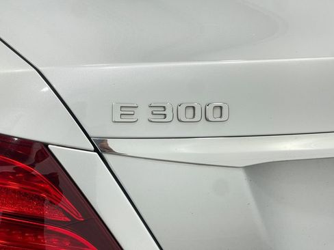 Used 2018 Mercedes-Benz E 300 4MATIC image 41