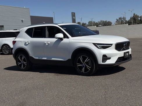 Used 2025 Volvo XC40 B5 Core AWD/4WD image 4