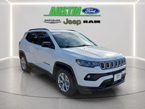 Used 2025 Jeep Compass Latitude w/ Sun & Sound Group AWD/4WD image 3