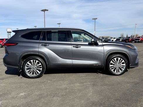 Used 2022 Toyota Highlander Platinum image 2