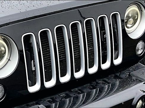 Used 2016 Jeep Wrangler Unlimited Sahara w/ Connectivity Group image 30