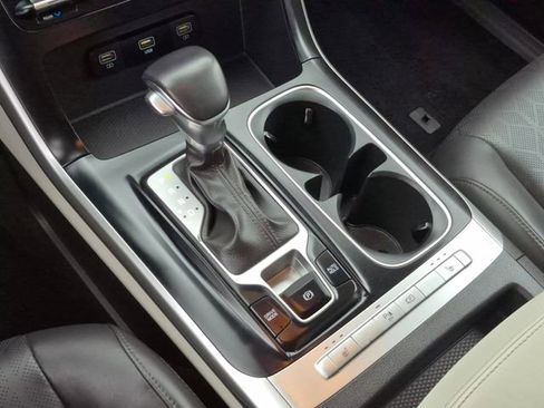 Used 2024 Kia Carnival LX image 12