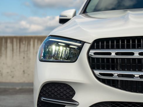 Certified 2025 Mercedes-Benz GLE 450e 4MATIC w/ Driver Assistance Package image 8
