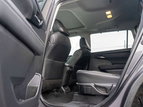 Used 2022 Toyota Highlander XLE image 28