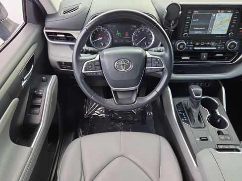 Used 2022 Toyota Highlander XLE FWD image 14