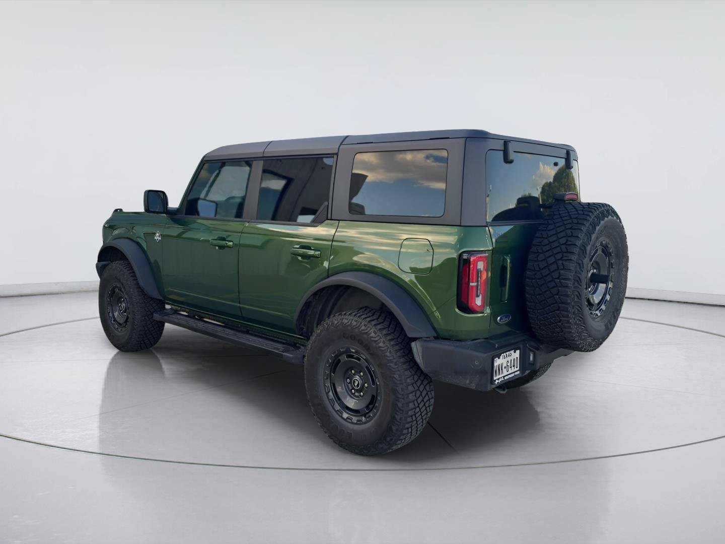 Used 2024 Ford Bronco Outer Banks AWD/4WD image 2