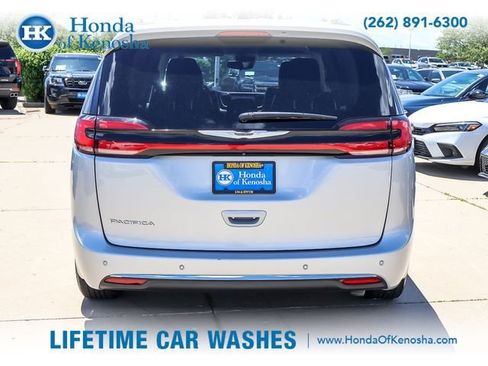 Used 2024 Chrysler Pacifica Touring-L FWD image 4