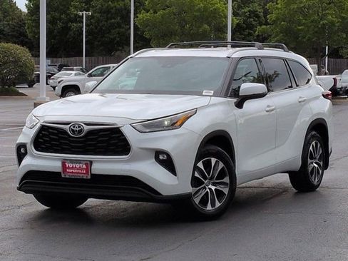 Used 2022 Toyota Highlander XLE AWD/4WD image 2