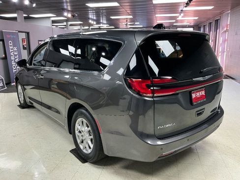 Used 2023 Chrysler Pacifica Touring-L FWD image 8
