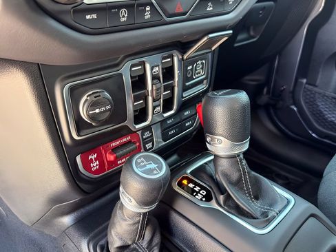 Used 2025 Jeep Gladiator Rubicon w/ Convenience Group AWD/4WD image 16