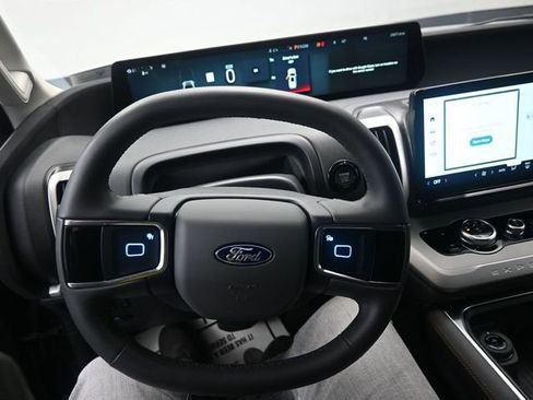 Used 2025 Ford Expedition Active image 11