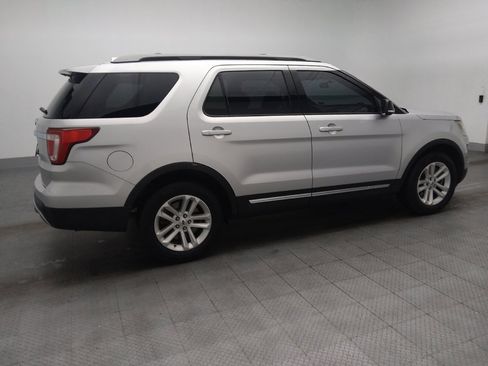 Used 2017 Ford Explorer XLT image 10
