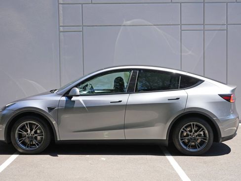 Used 2024 Tesla Model Y Long Range RWD image 49