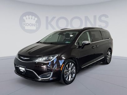 Used 2018 Chrysler Pacifica Limited w/ Tire & Wheel Group