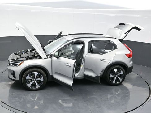 Used 2024 Volvo XC40 B5 Plus image 27