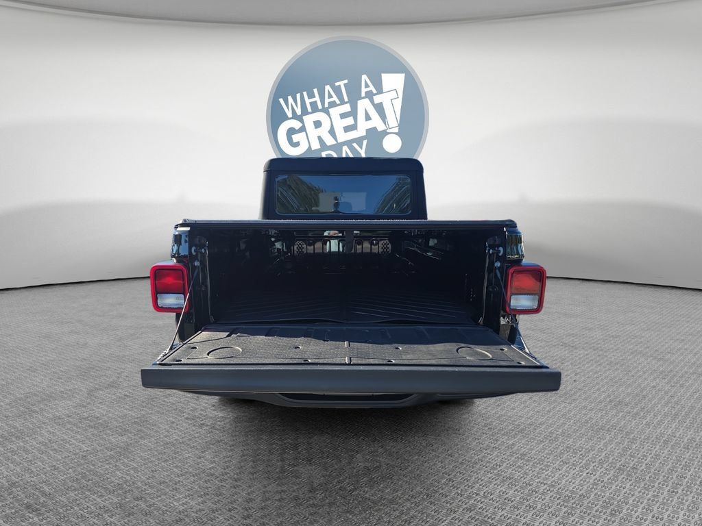 Used 2023 Jeep Gladiator Overland AWD/4WD image 24