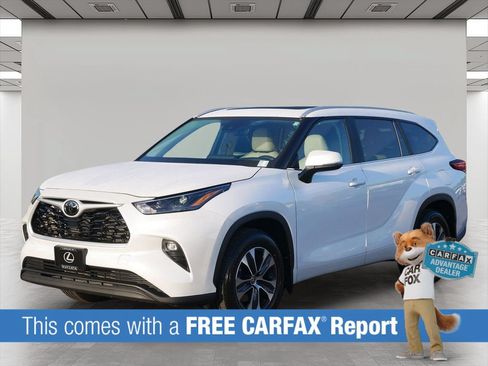 Used 2023 Toyota Highlander XLE AWD/4WD image 2