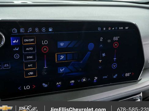 Used 2025 Chevrolet Traverse LT image 15