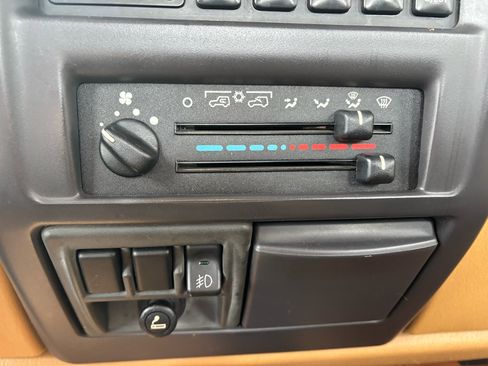 Used 1998 Jeep Wrangler Sahara image 33