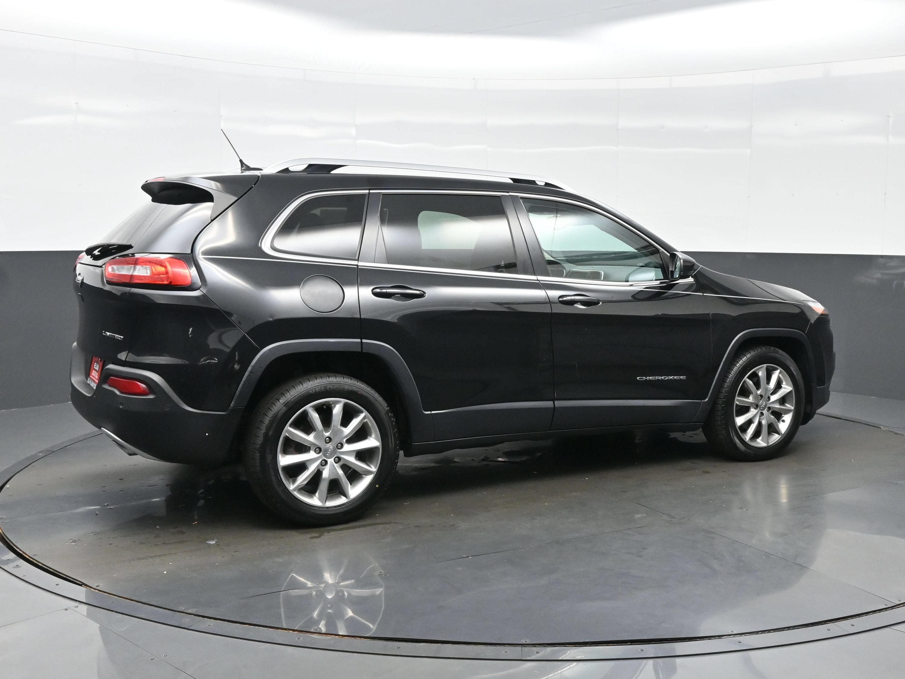 Used 2014 Jeep Cherokee Limited w/ Technology Group FWD image 6