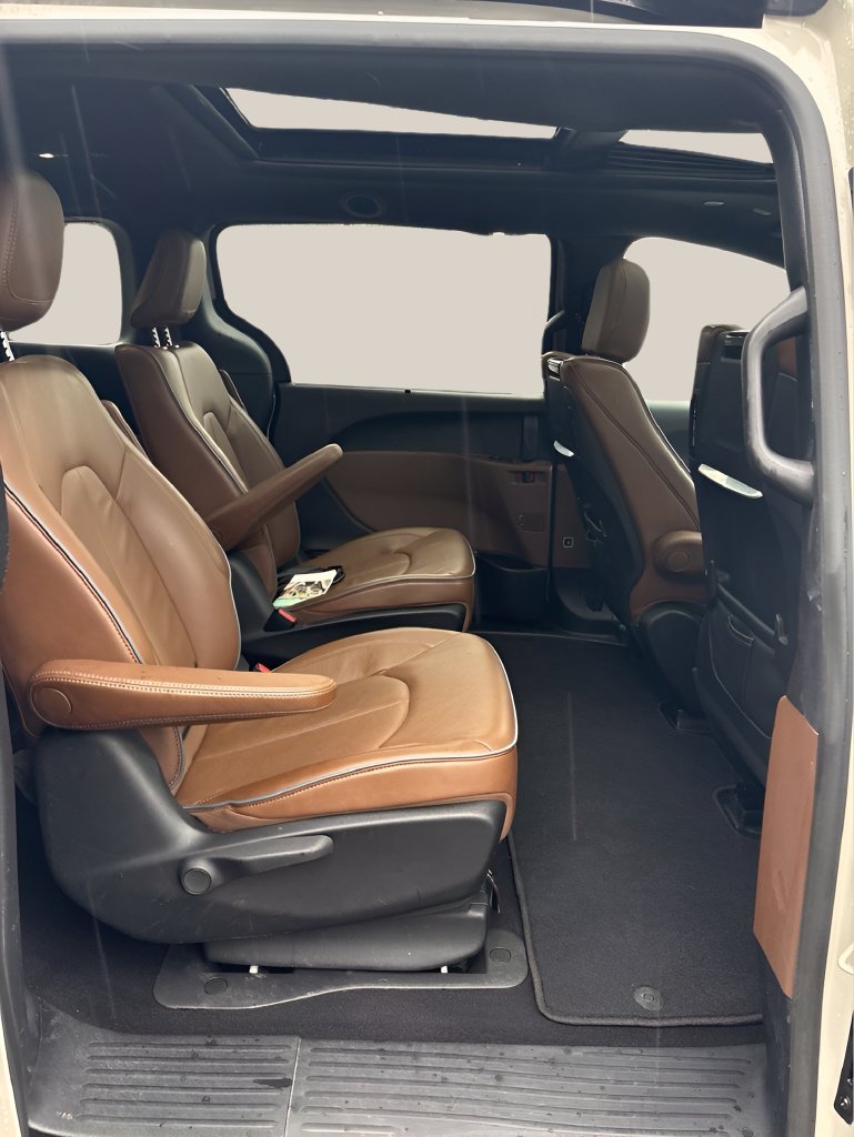 Used 2020 Chrysler Pacifica Limited w/ Advanced Safetytec Group FWD image 16