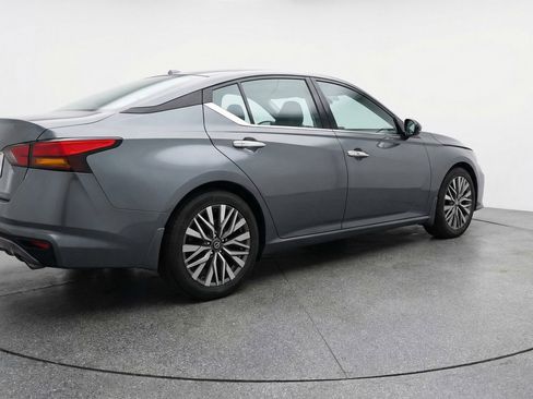 Used 2025 Nissan Altima 2.5 SV FWD image 9
