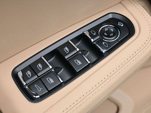 Certified 2026 Porsche Macan AWD/4WD image 19