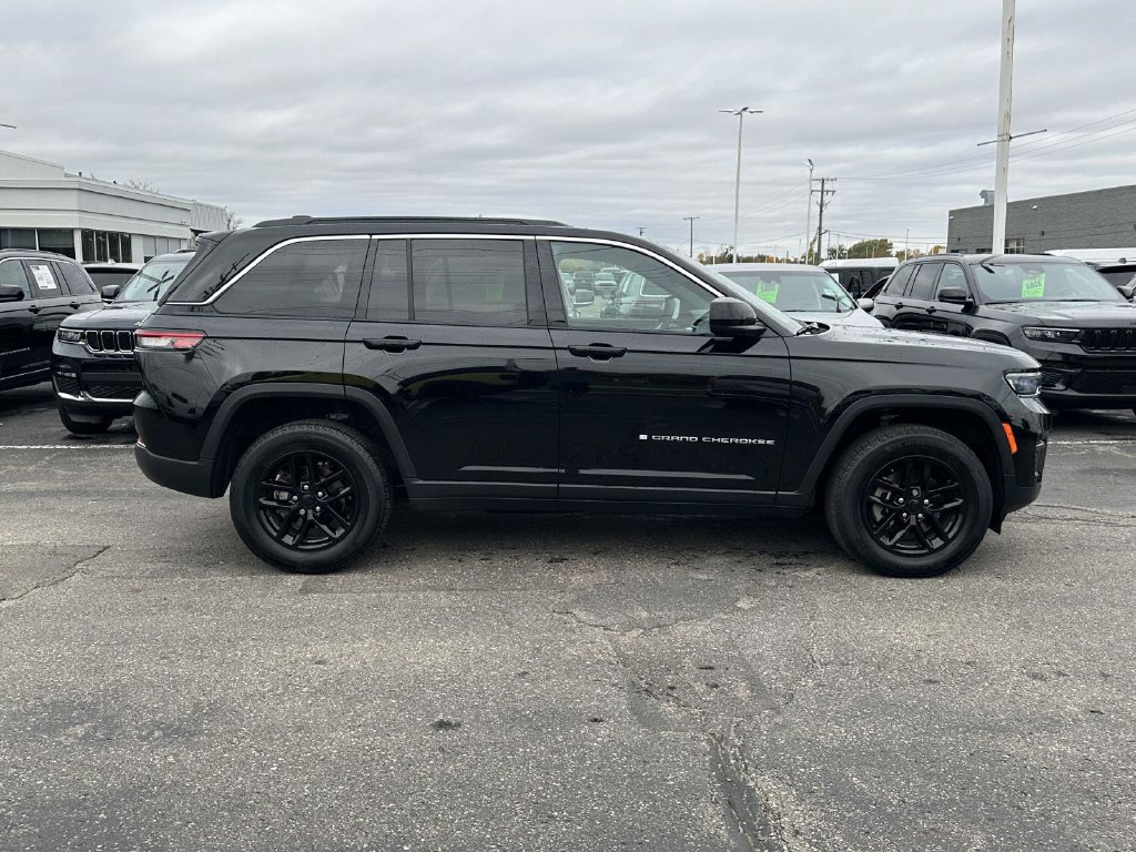 Used 2024 Jeep Grand Cherokee Laredo X w/ Luxury Tech Group I AWD/4WD image 2