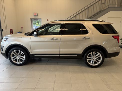 Used 2017 Ford Explorer Limited AWD/4WD image 3