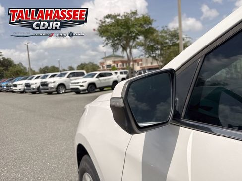 Used 2018 Chevrolet Equinox LT w/ Sun & Infotainment Package FWD image 11