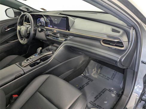 Used 2023 Toyota Crown Limited image 26