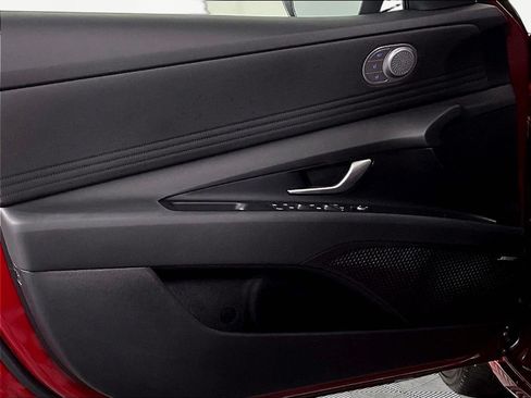 Used 2025 Hyundai Elantra Limited FWD image 19