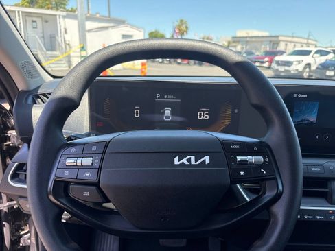 Used 2025 Kia K4 FWD image 28