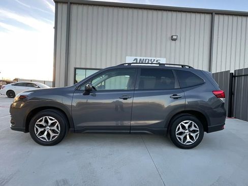 Used 2022 Subaru Forester Premium image 9