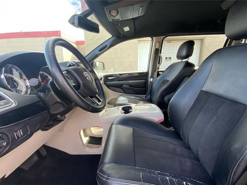 Used 2019 Dodge Grand Caravan SXT image 10