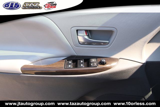 Used 2018 Toyota Sienna XLE Premium w/ Carpet Mat Package FWD image 12