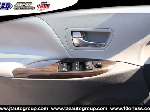 Used 2018 Toyota Sienna XLE Premium w/ Carpet Mat Package FWD image 12