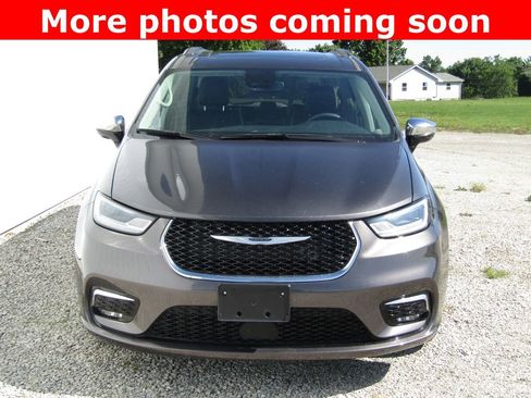 Used 2023 Chrysler Pacifica Limited FWD image 8