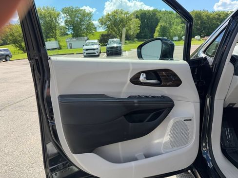Used 2022 Chrysler Pacifica Limited AWD/4WD image 17