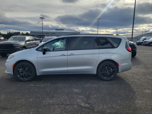 New 2026 Chrysler Pacifica Select w/ S Appearance Package image 14